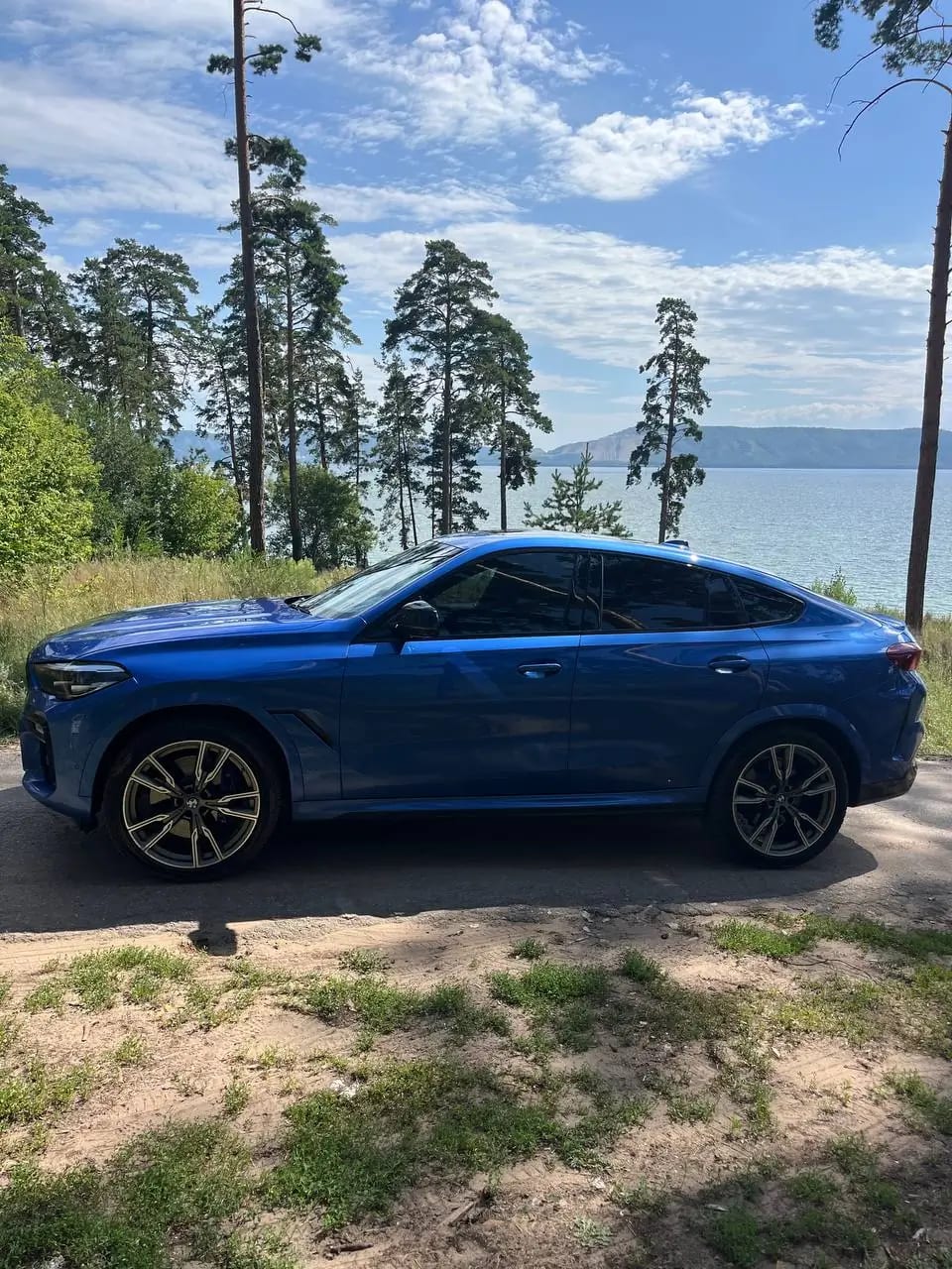 BMW X6M 2021 года, вид сбоку