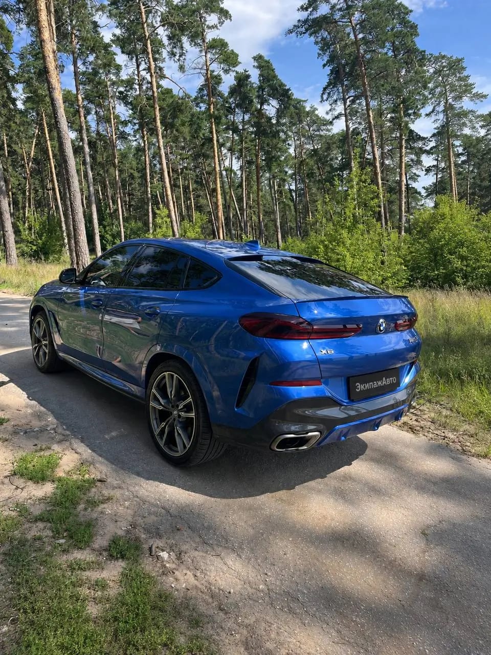 BMW X6M 2021 года, вид сзади в три четверти