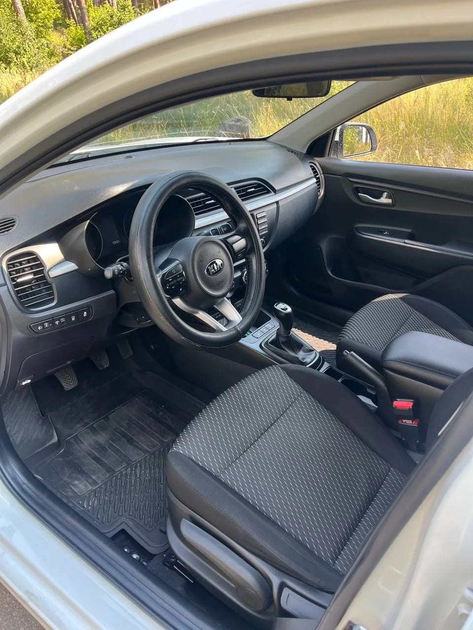 Салон Kia Rio 2020 года с механической коробкой