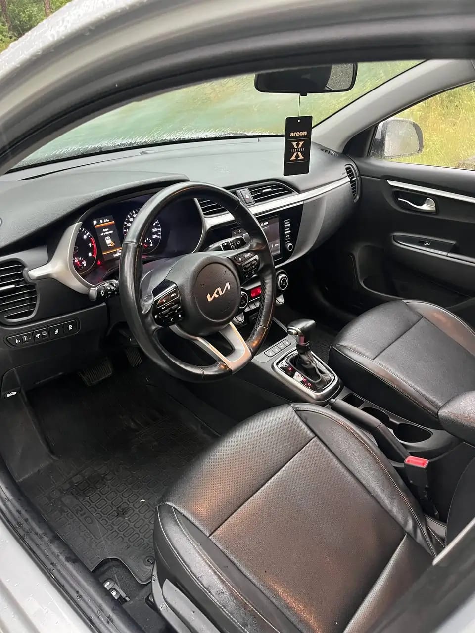 Передние сиденья Kia Rio 2023 года