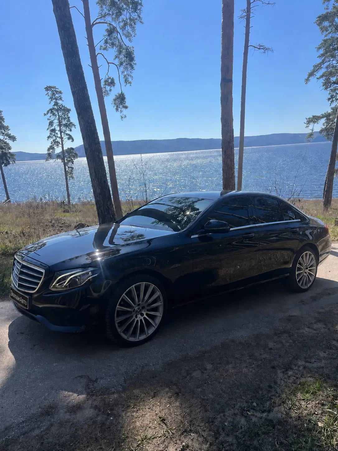 Mercedes-Benz E-Class 2019 года у воды, вид сбоку