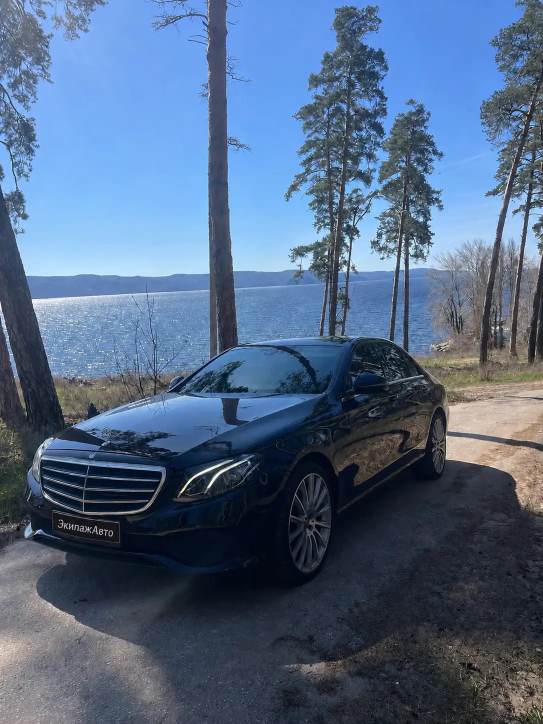 Mercedes-Benz E-Class 2019 года у воды, вид спереди