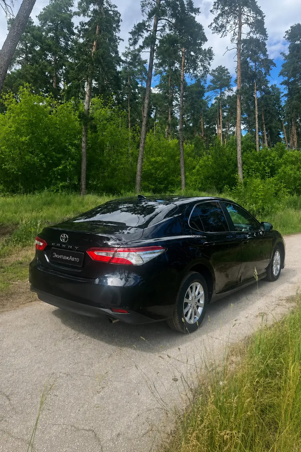 Toyota Camry 2022 года на дороге, вид сзади