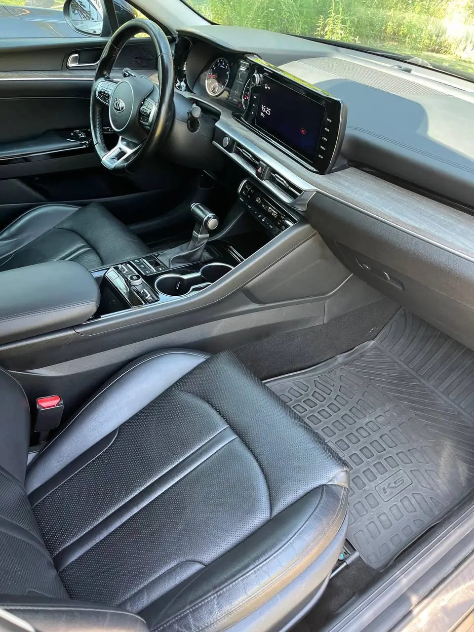 Передние сиденья Kia K5 2022 года