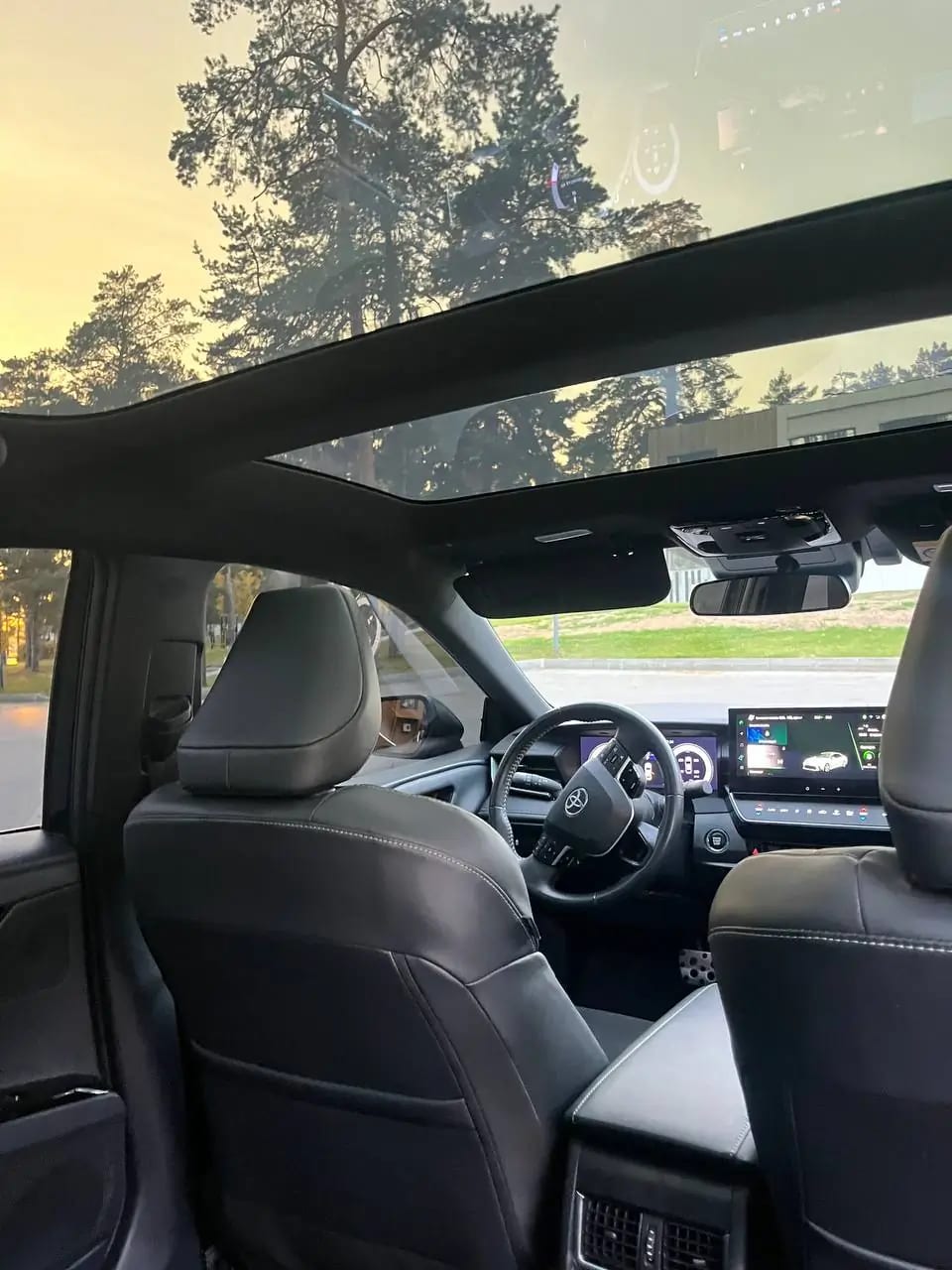 Салон и панорамная крыша Toyota Camry 2025 года